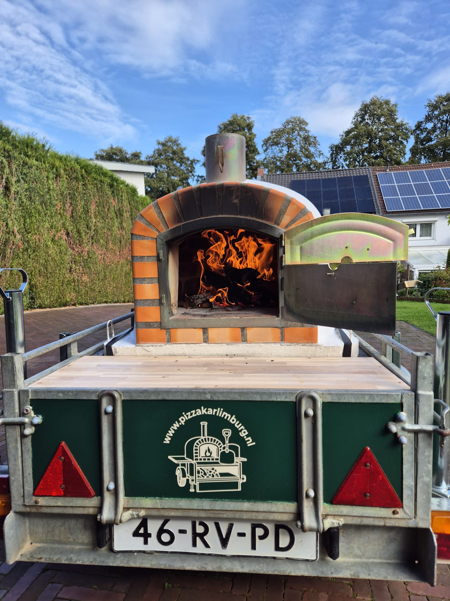 Pizza-oven met vlammen