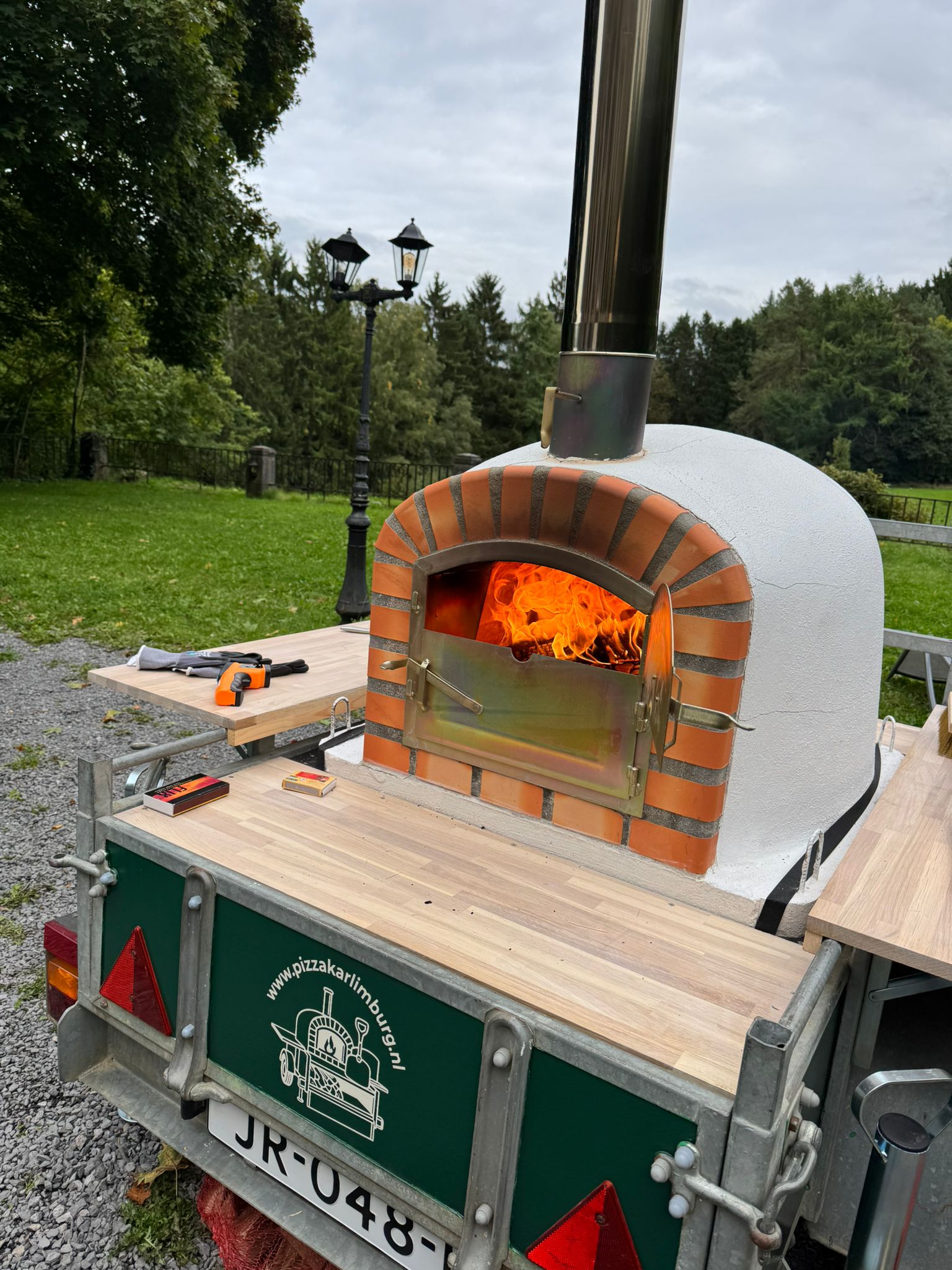 Mobiele pizza-oven op aanhanger